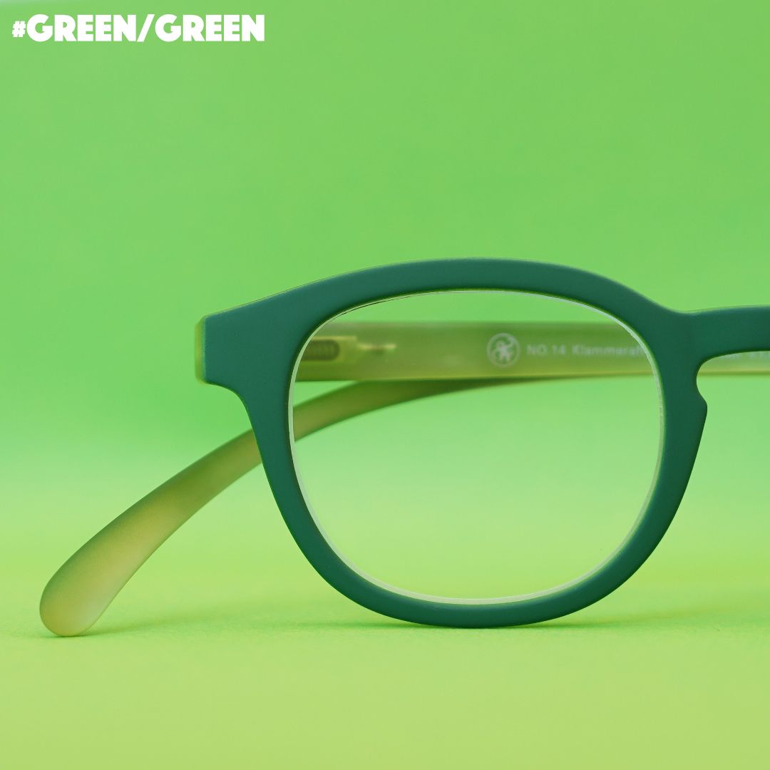 Grüne Brille auf grünem Hintergrund.