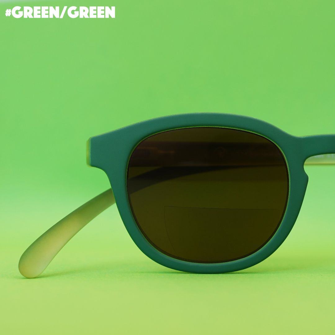 Grüne Brille auf grünem Hintergrund.