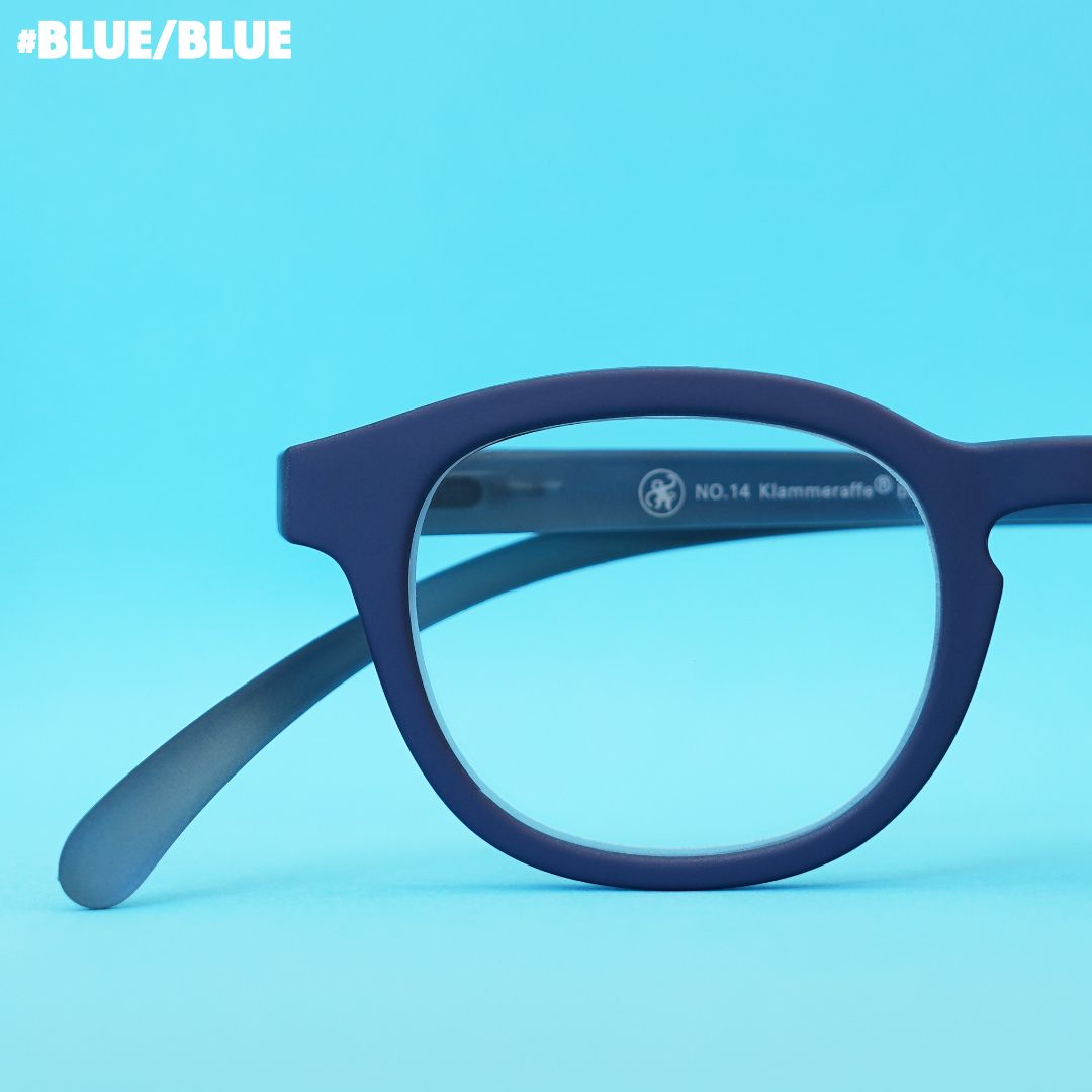 Blaue Brille auf blauem Hintergrund.