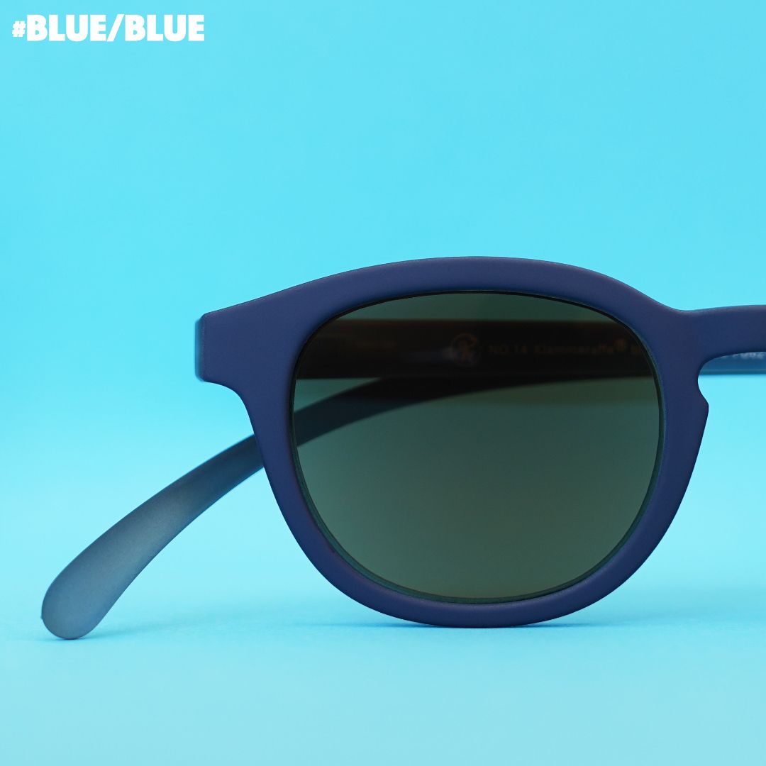 Blaue Brille auf blauem Hintergrund.