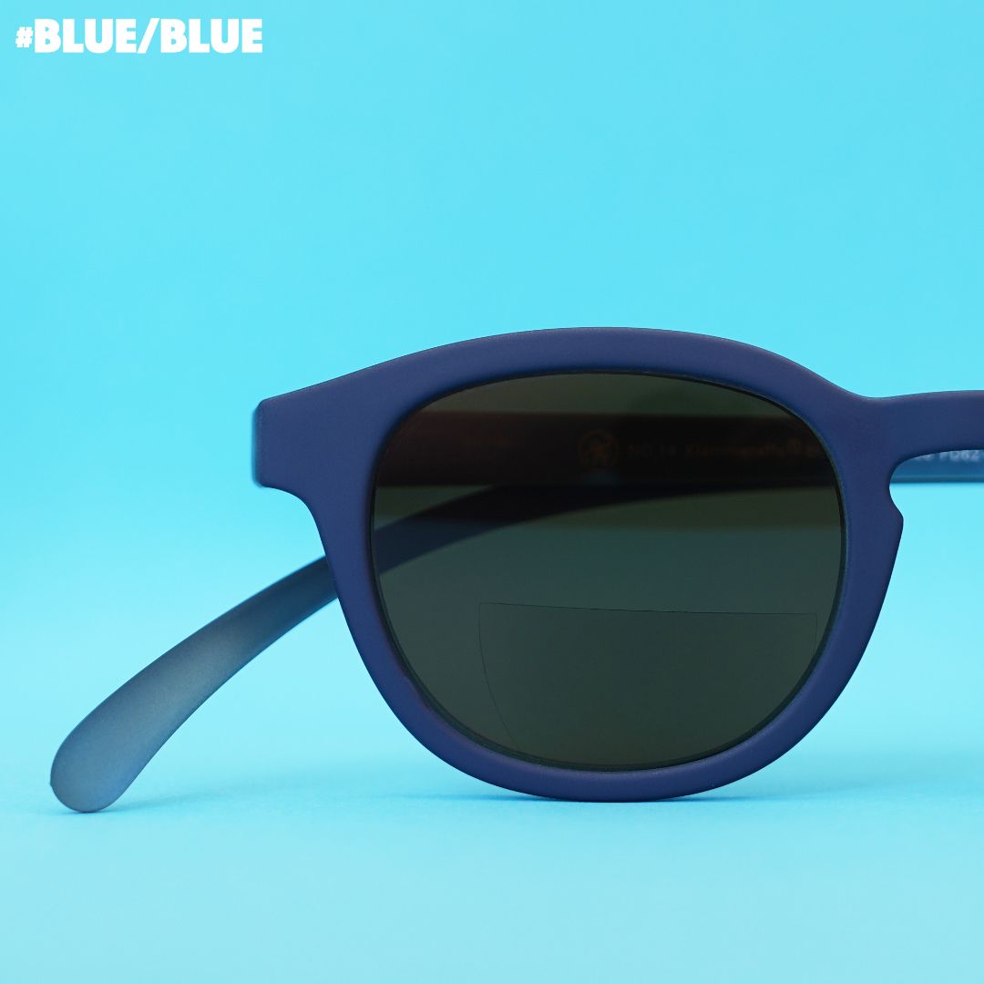 Blaue Brille auf blauem Hintergrund.