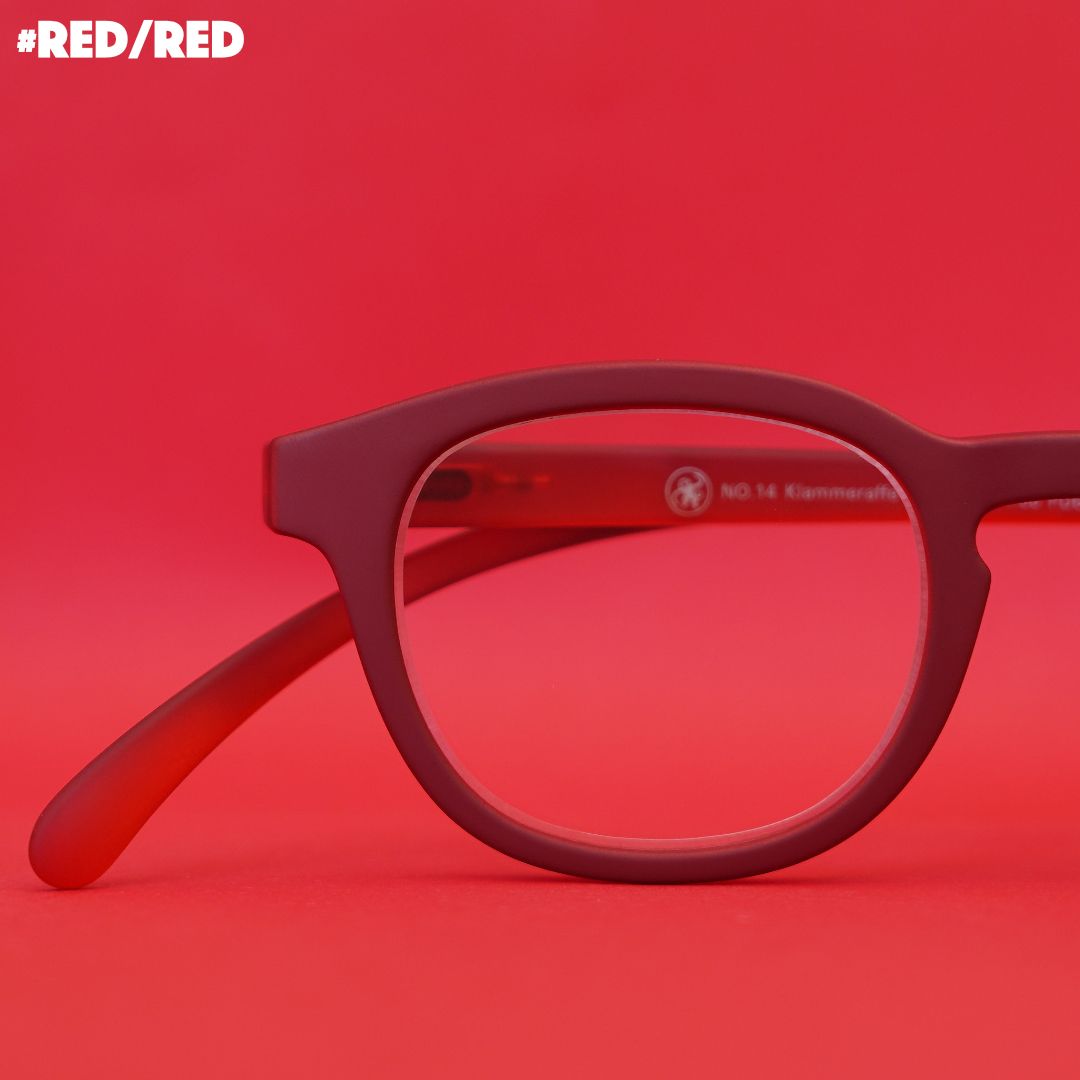 Rote Brille auf rotem Hintergrund.