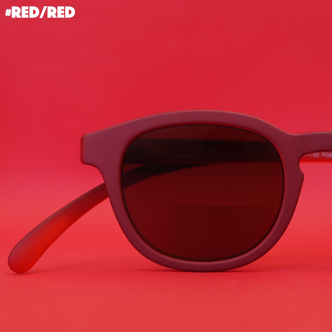 Rote Brille auf rotem Hintergrund.