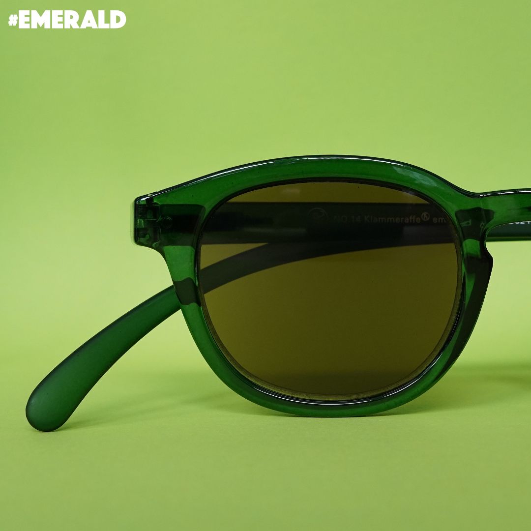 Grüne Brille auf grünem Hintergrund.