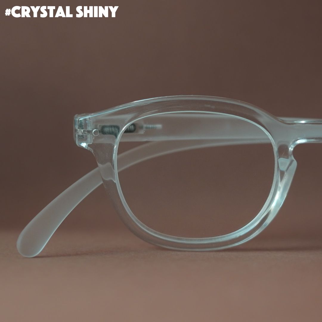 Crystal farbene Brille auf braunem Hintergrund.