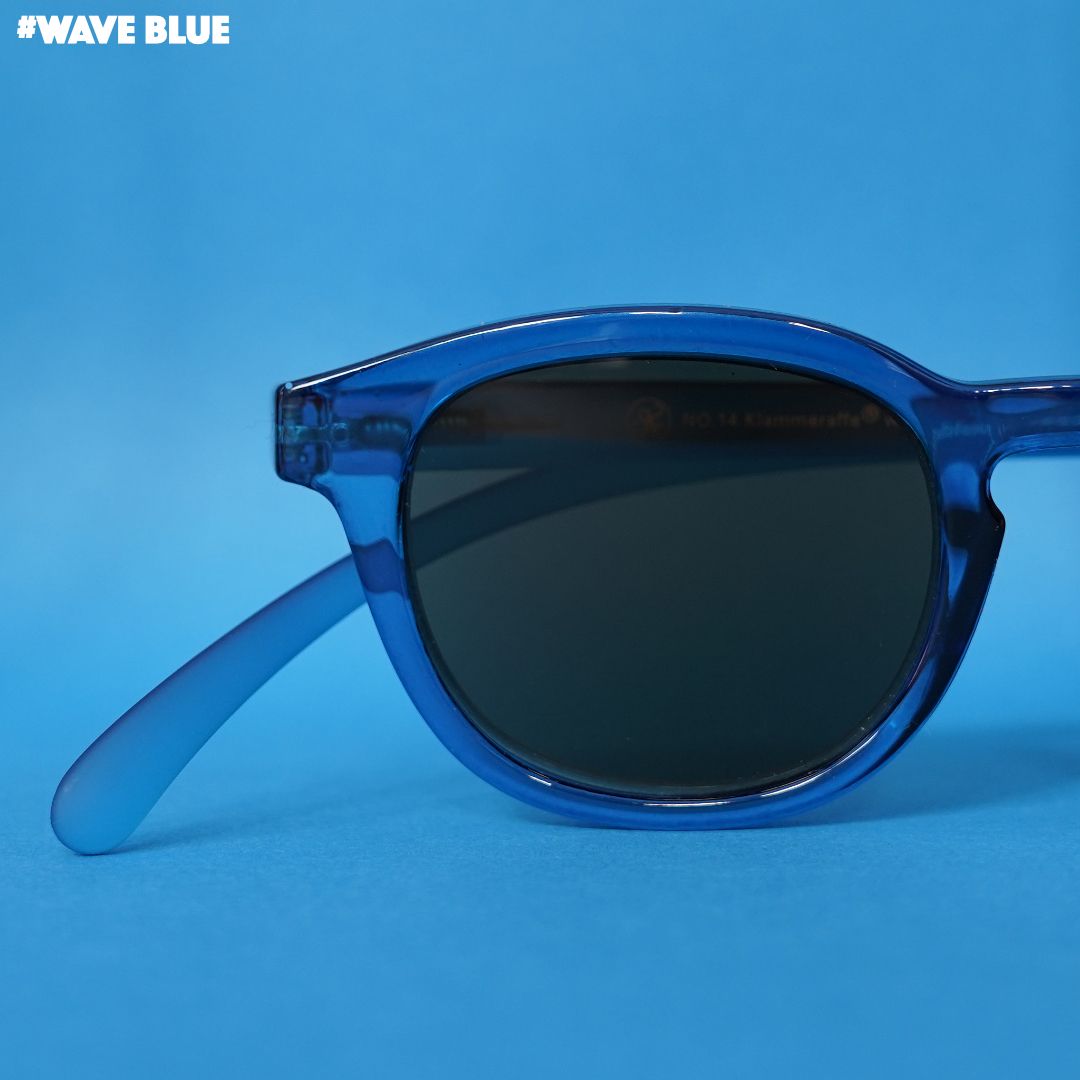 Blaue Brille auf blauem Hintergrund.