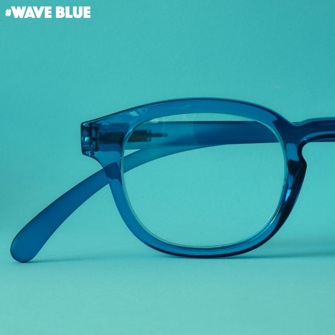 Blaue Brille auf blauem Hintergrund.