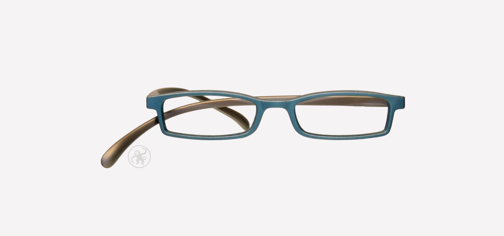 Eine petrol (Front) braune (Bügel) Lesebrille auf hellem Hintergrund.