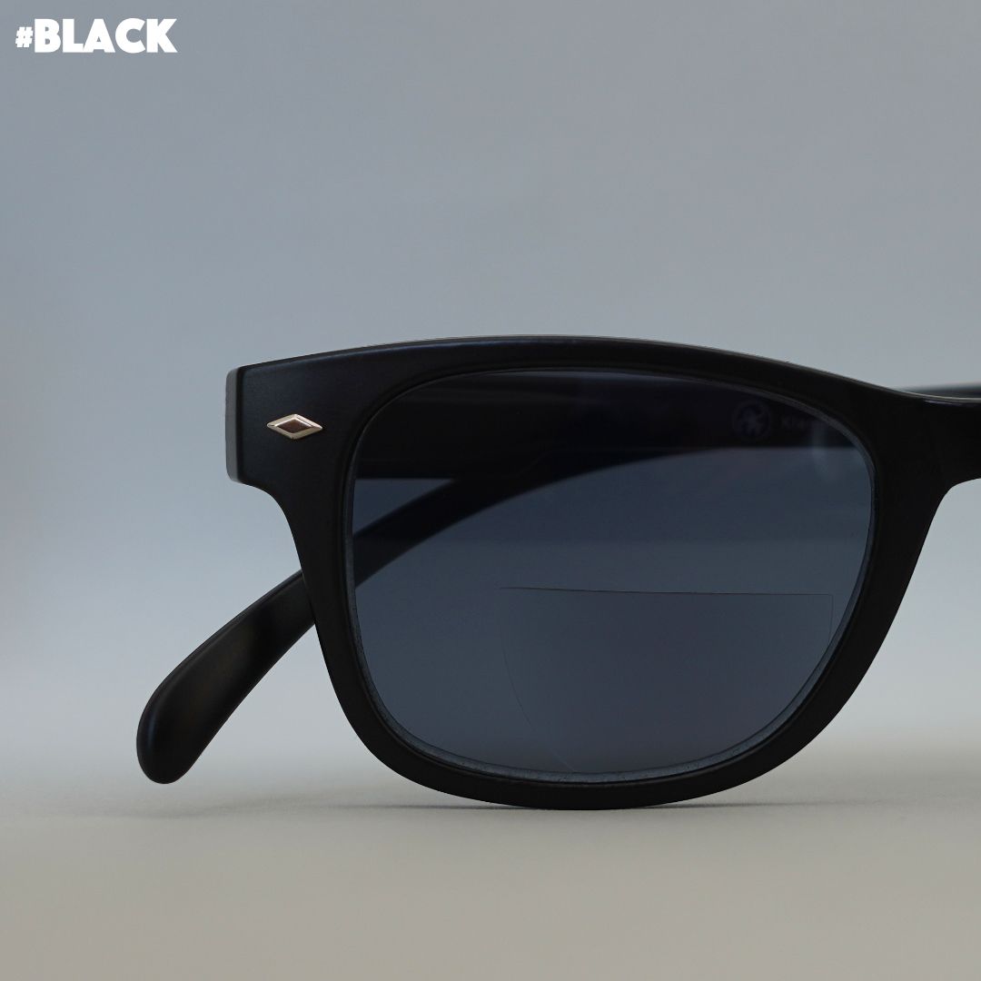 Schwarze Bifokal-Sonnenbrille auf grauem Hintergrund.