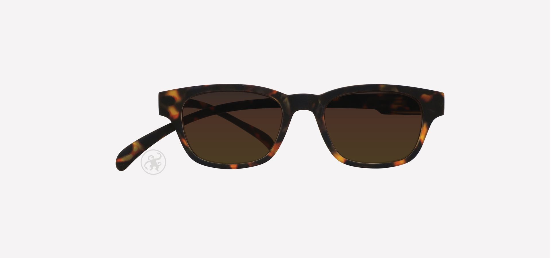 Eine havanna-farbene Sonnenbrille auf weißem Hintergrund.