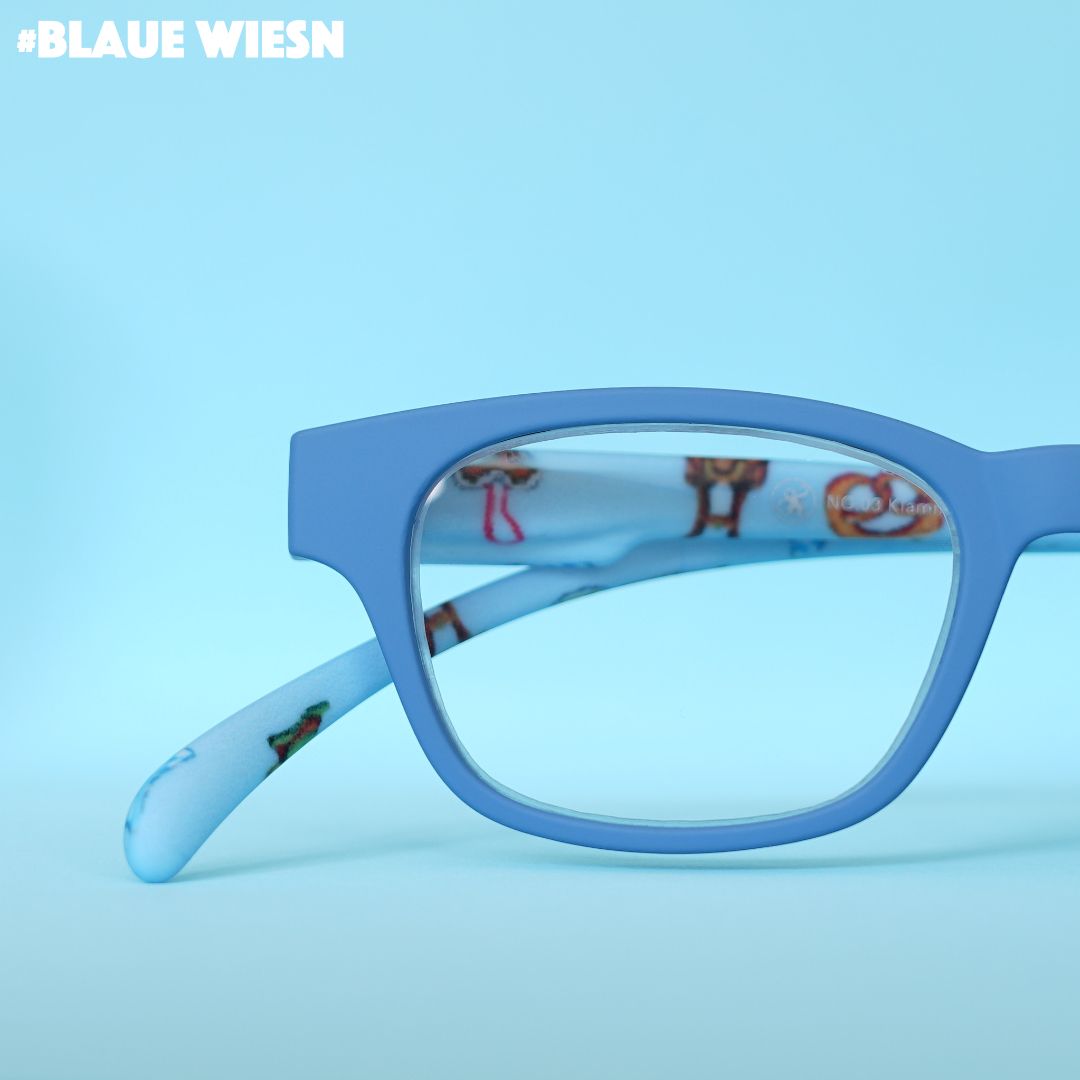 Eine blaue Lesebrille mit blauen Wiesn Look Bügeln auf blauem Hintergrund.