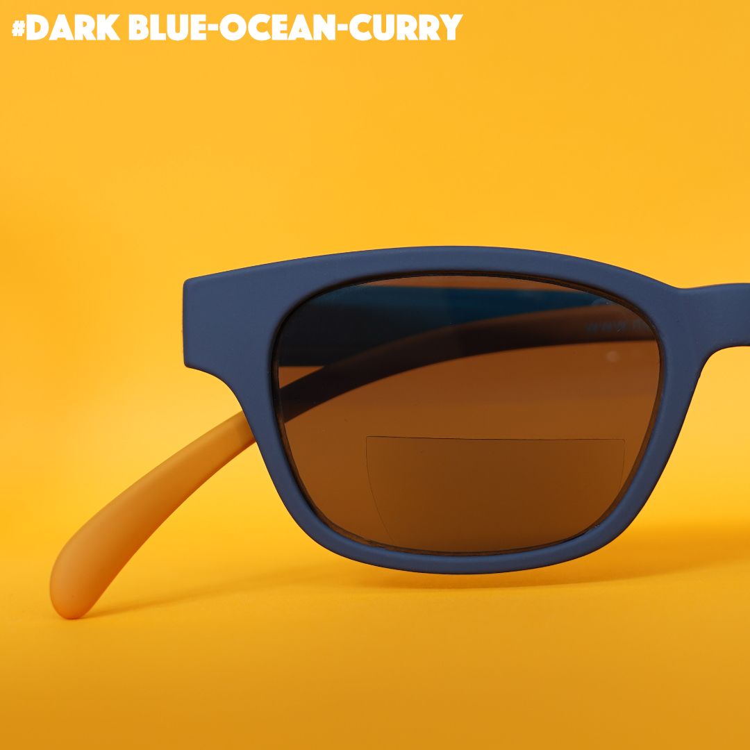 Eine dunkelblau-curry farbene Bifo-Sonnenbrille auf orangenem Hintergrund.