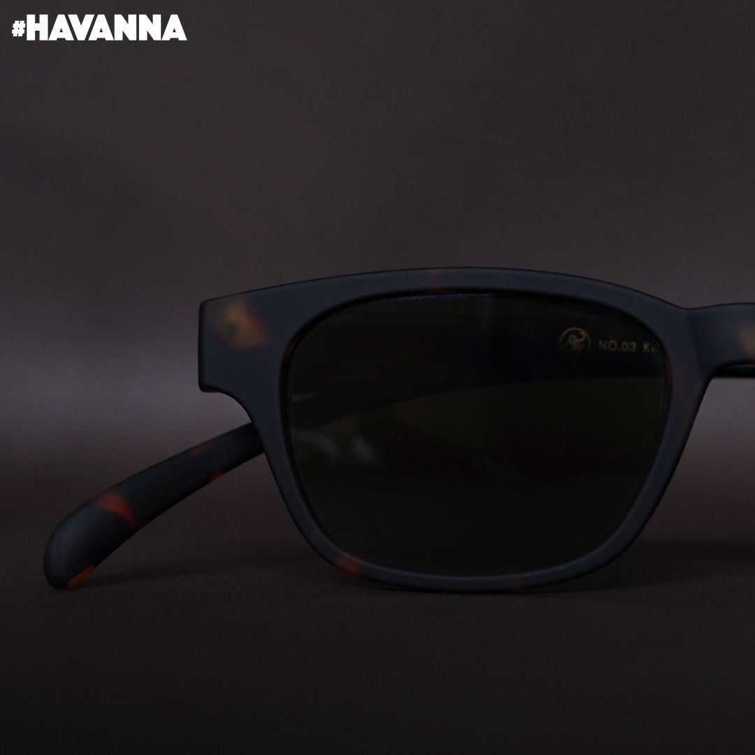 Eine havanna farbene Sonnenbrille auf braunem Hintergrund.