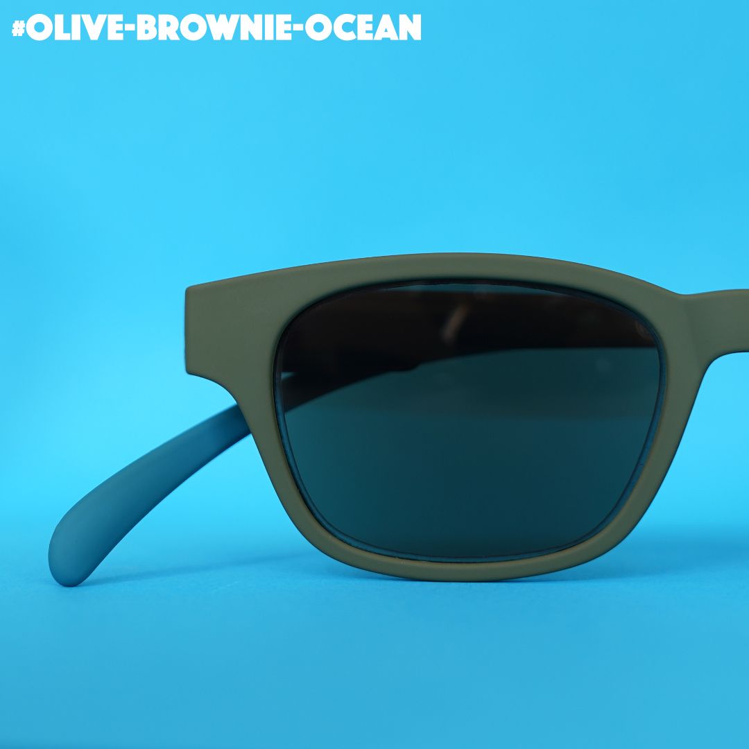 Eine olive-braun-ozean farbene Sonnenbrille auf blauem Hintergrund.