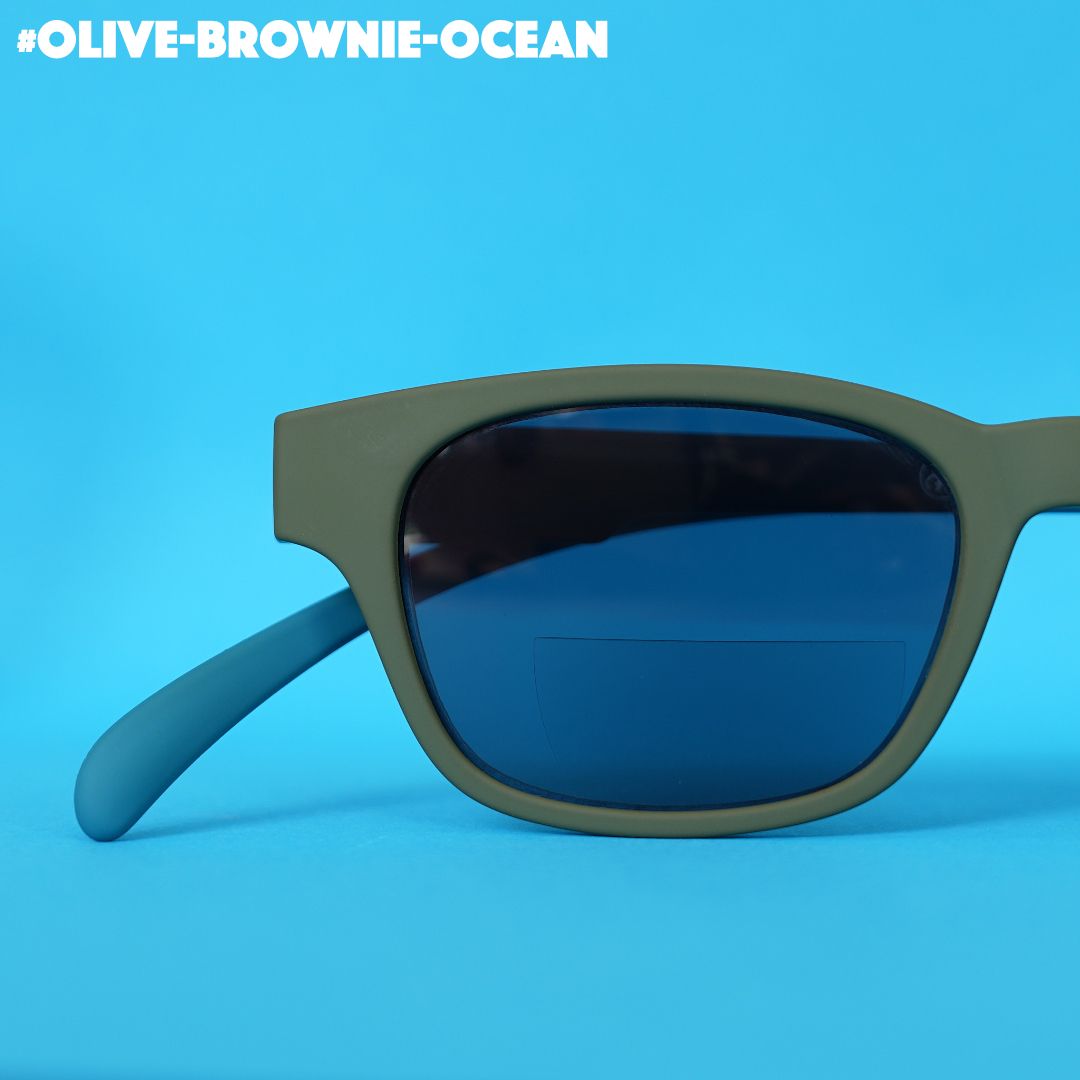 Eine olive-braun-ozean farbene Bifo-Sonnenbrille auf blauem Hintergrund.