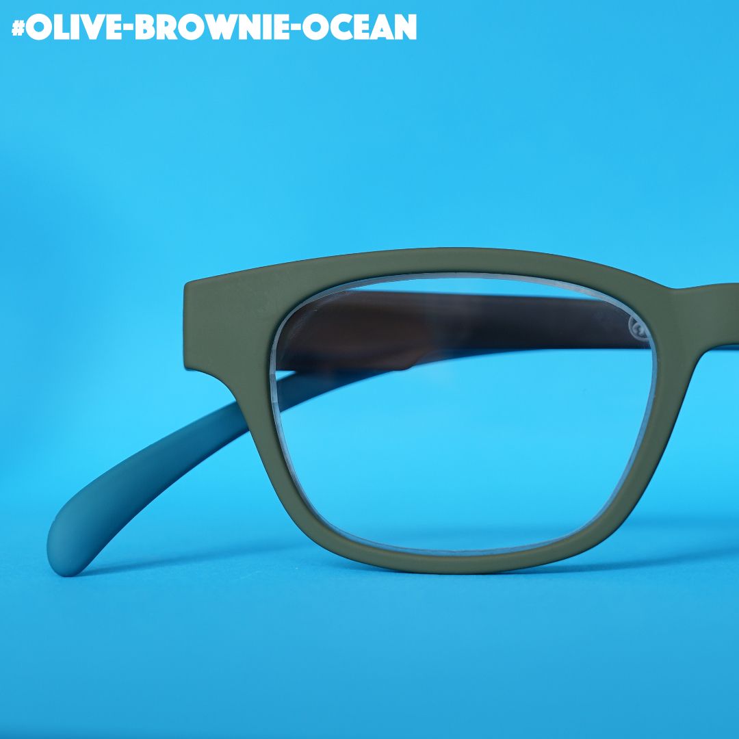 Eine olive-braun-blau farbene Lesebrille auf blauem Hintergrund