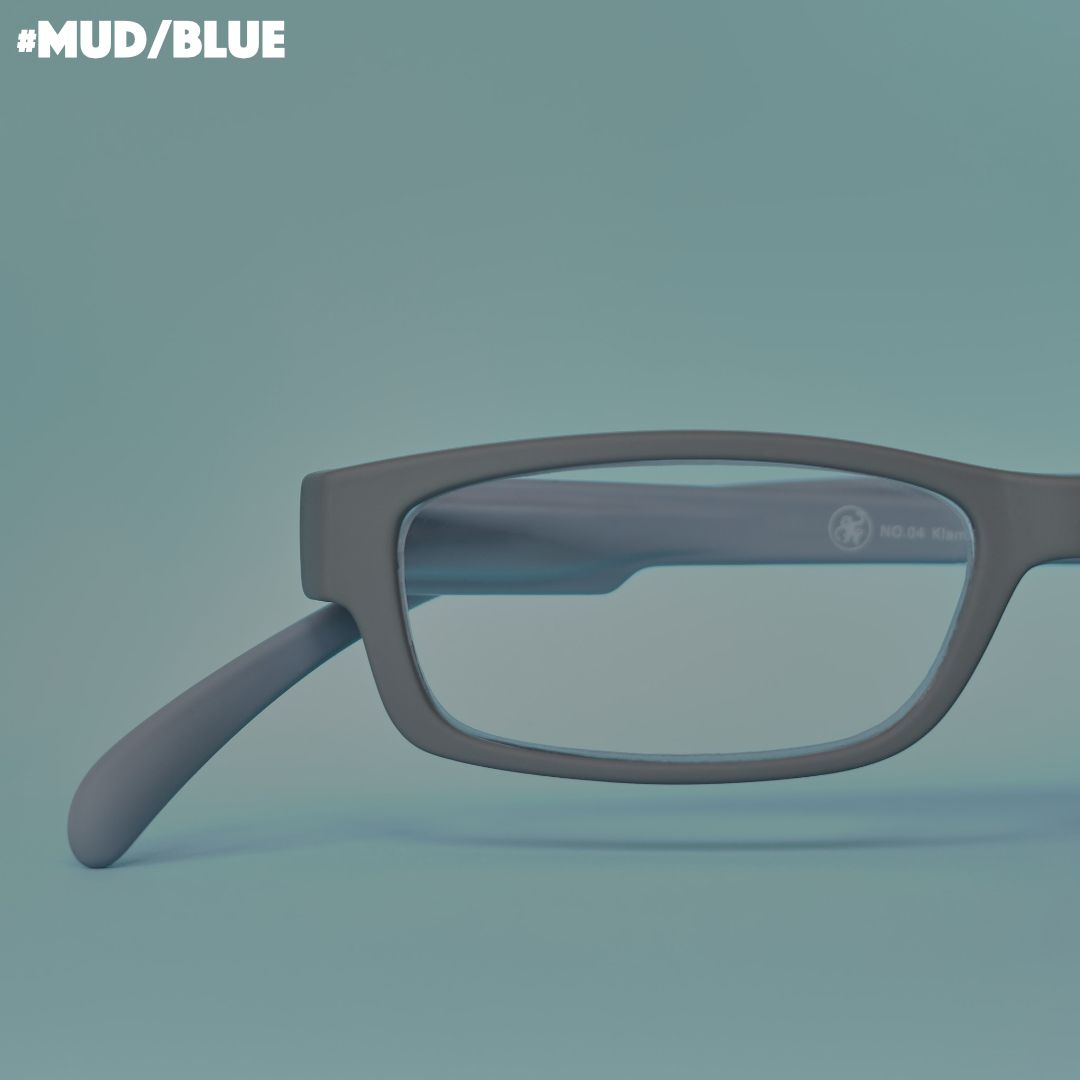 Eine grau-blaue Brille auf hellblauem Hintergrund.