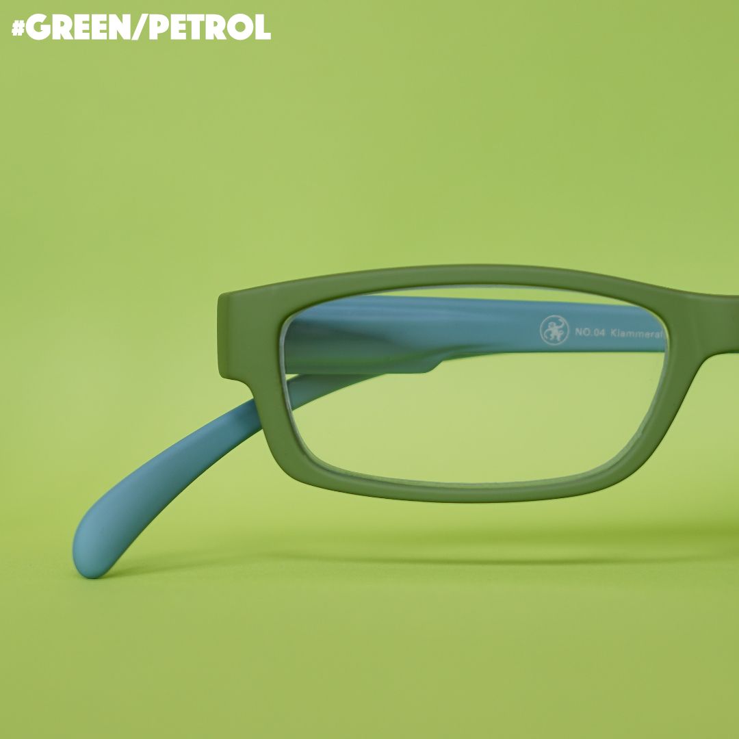 Eine grün-blaue Brille auf grünem Hintergrund.