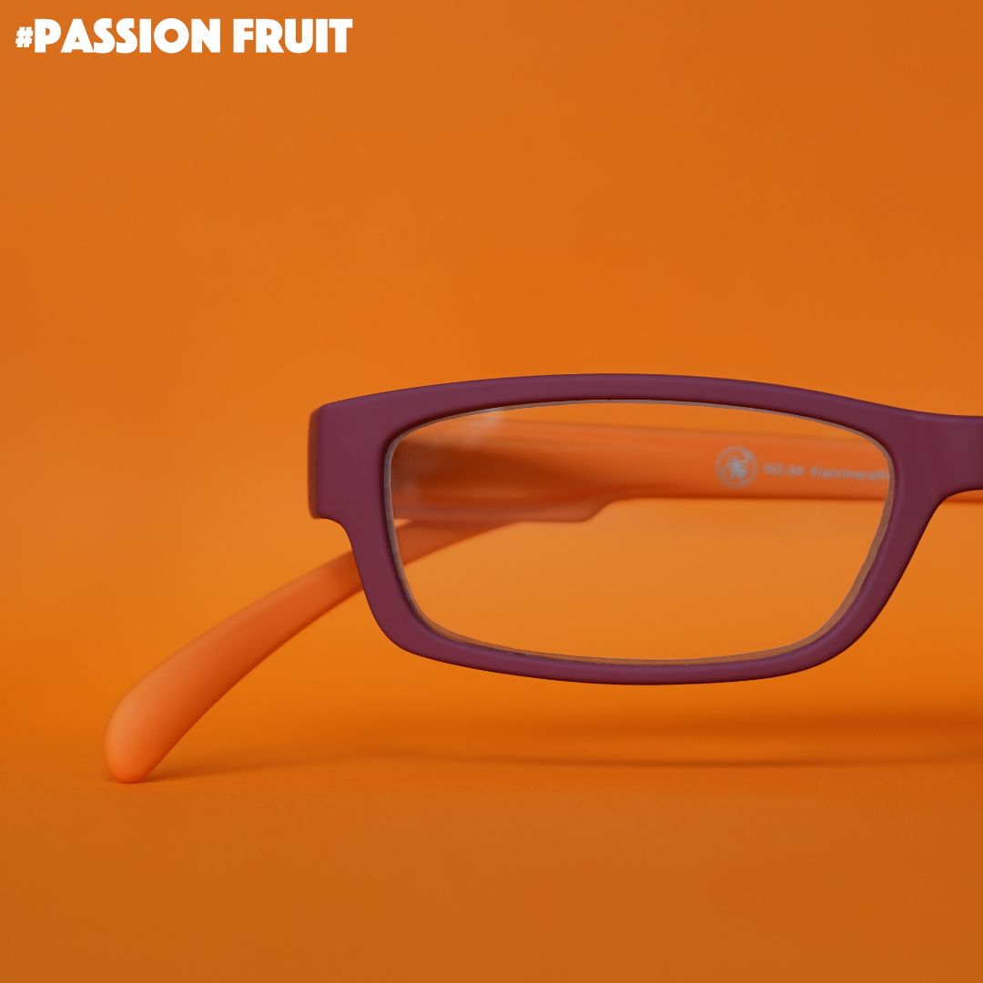 Eine rot-orangene Brille auf orangenem Hintergrund.