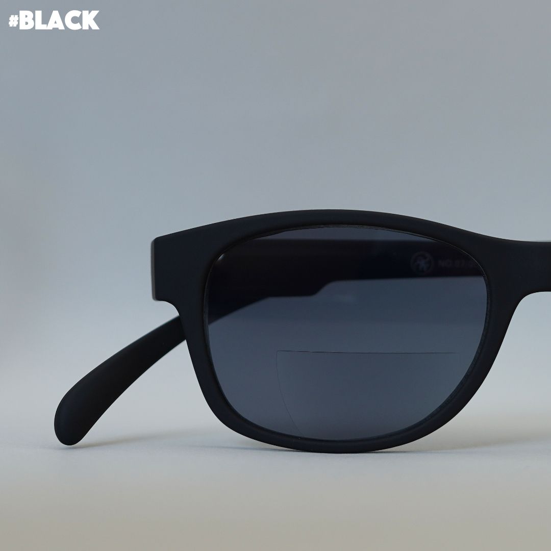 Schwarze Brille auf grauem Hintergrund.