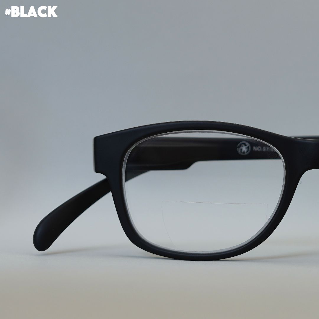 Schwarze Brille auf grauem Hintergrund.