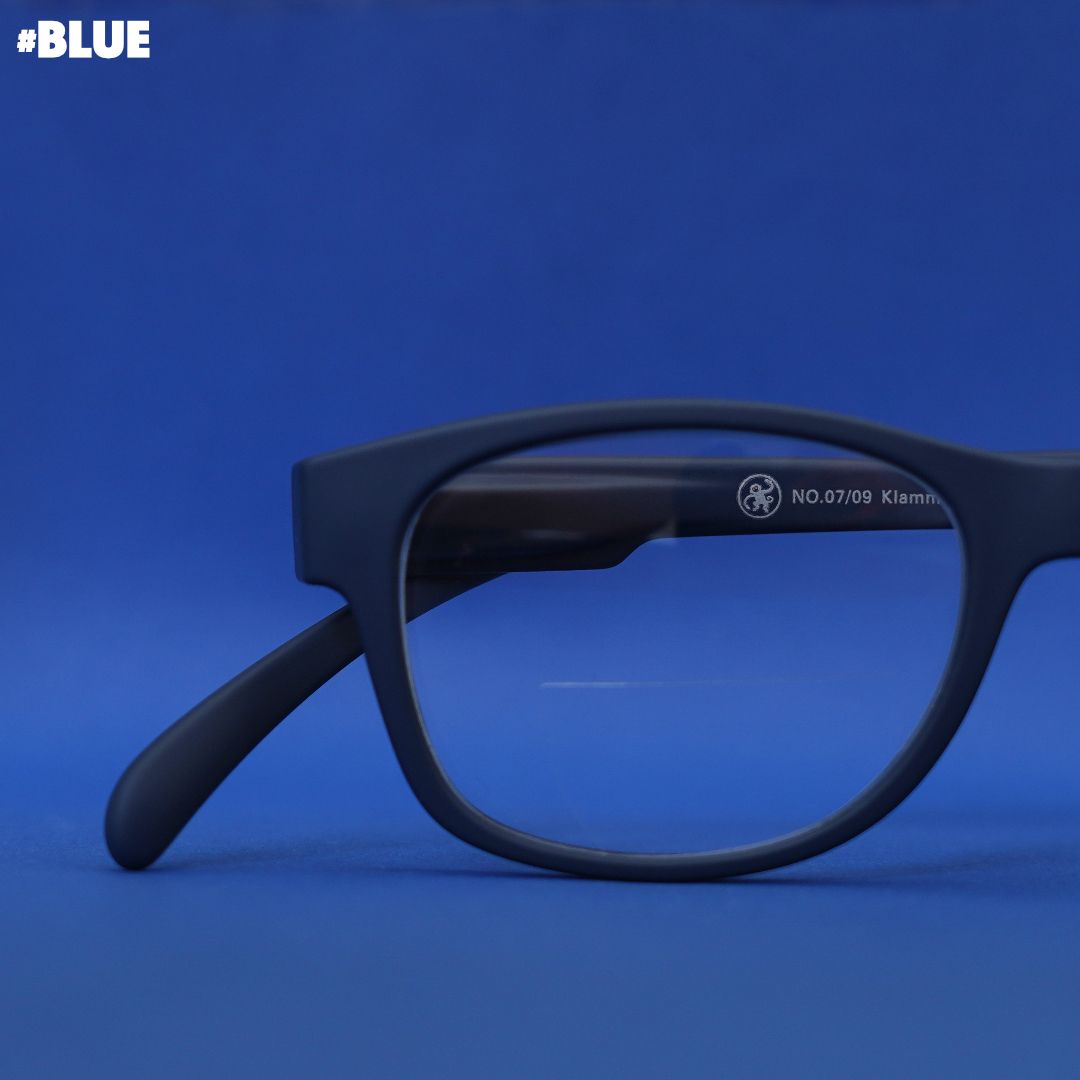 Blaue Brille auf blauem Hintergrund.