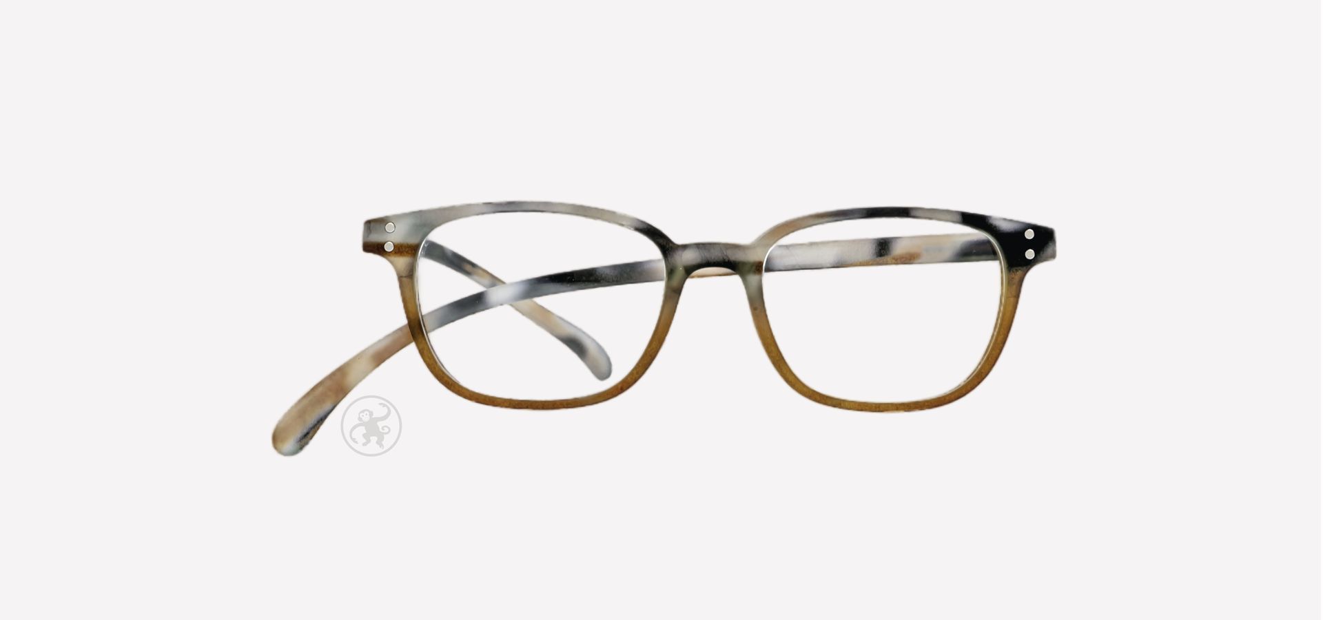 Eine Brille im horn Style auf weißem Hintergrund.