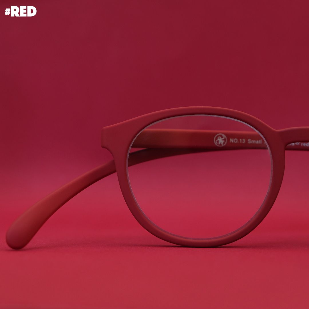 Eine rote Panto-Brille auf rotem Hintergrund.