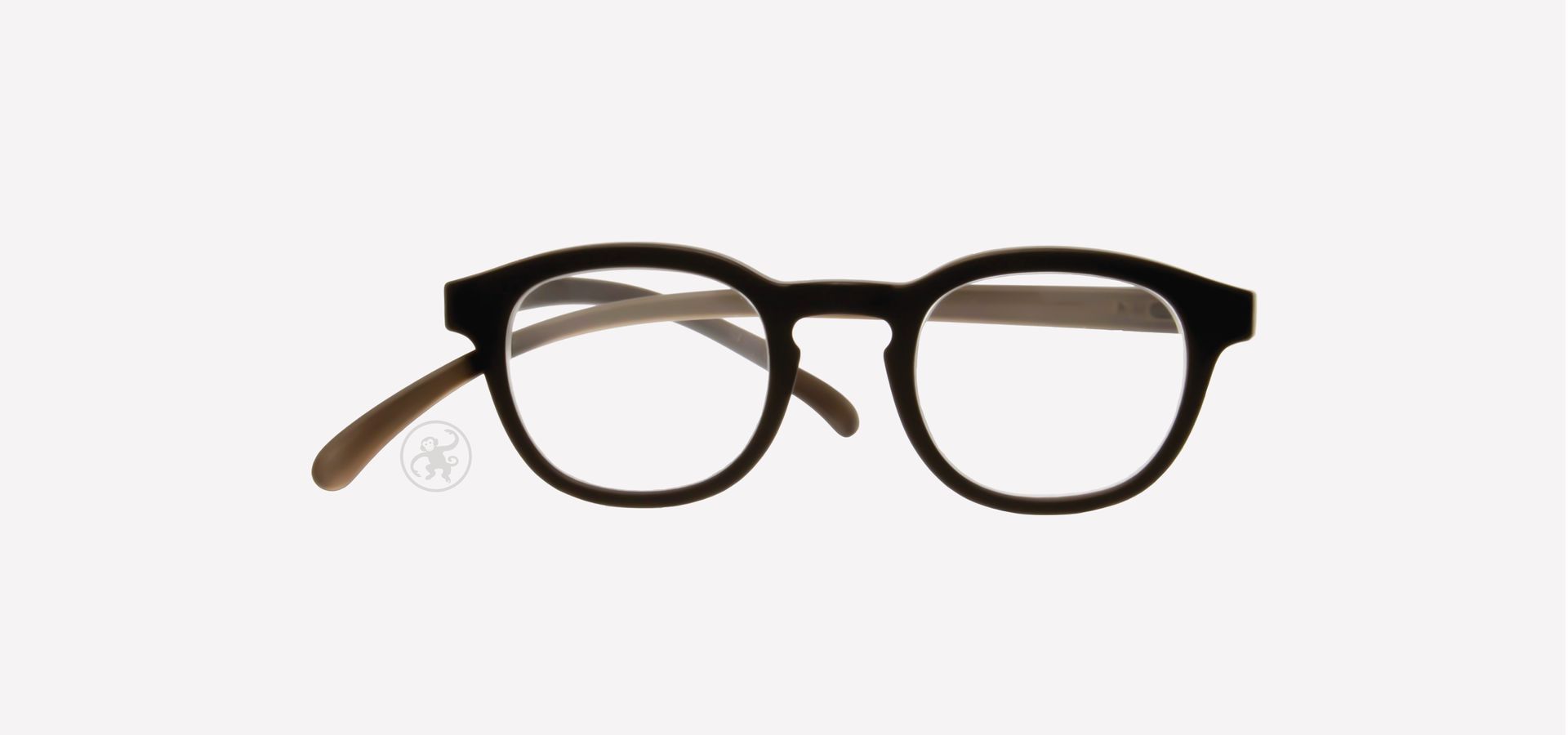 Schwarz braune Brille auf weißem Hintergrund.