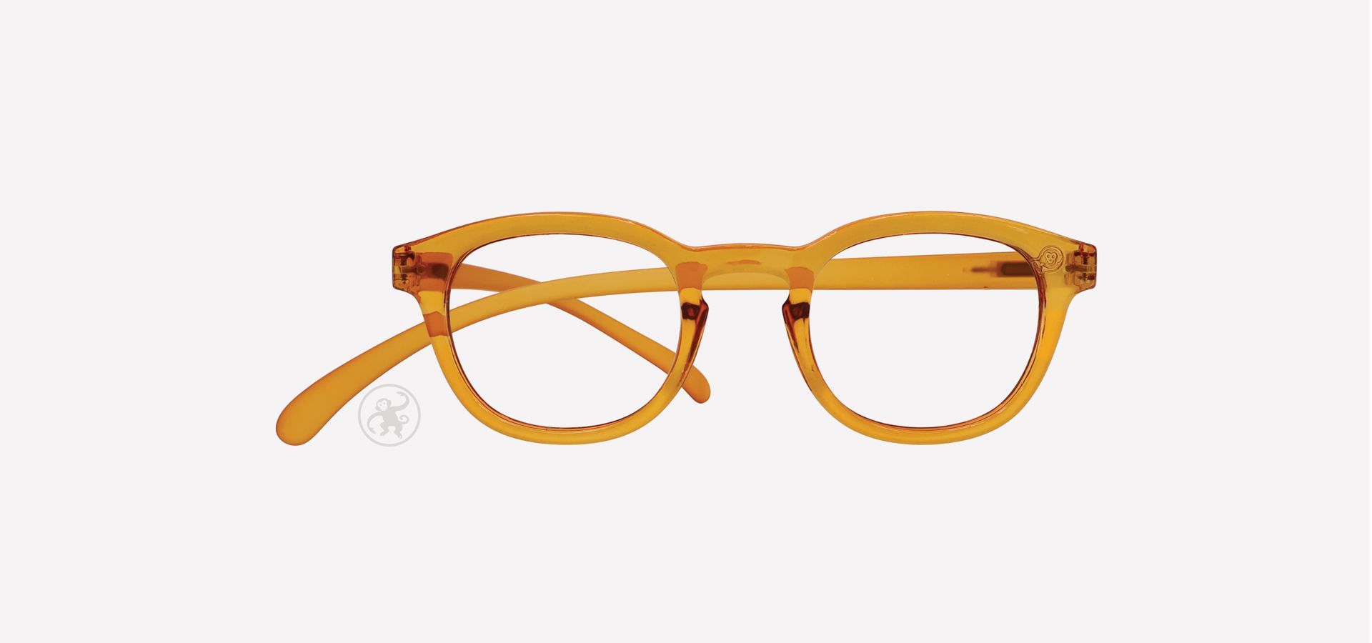 Papaya farbene Lesebrille von vorne auf hellem Hintergrund