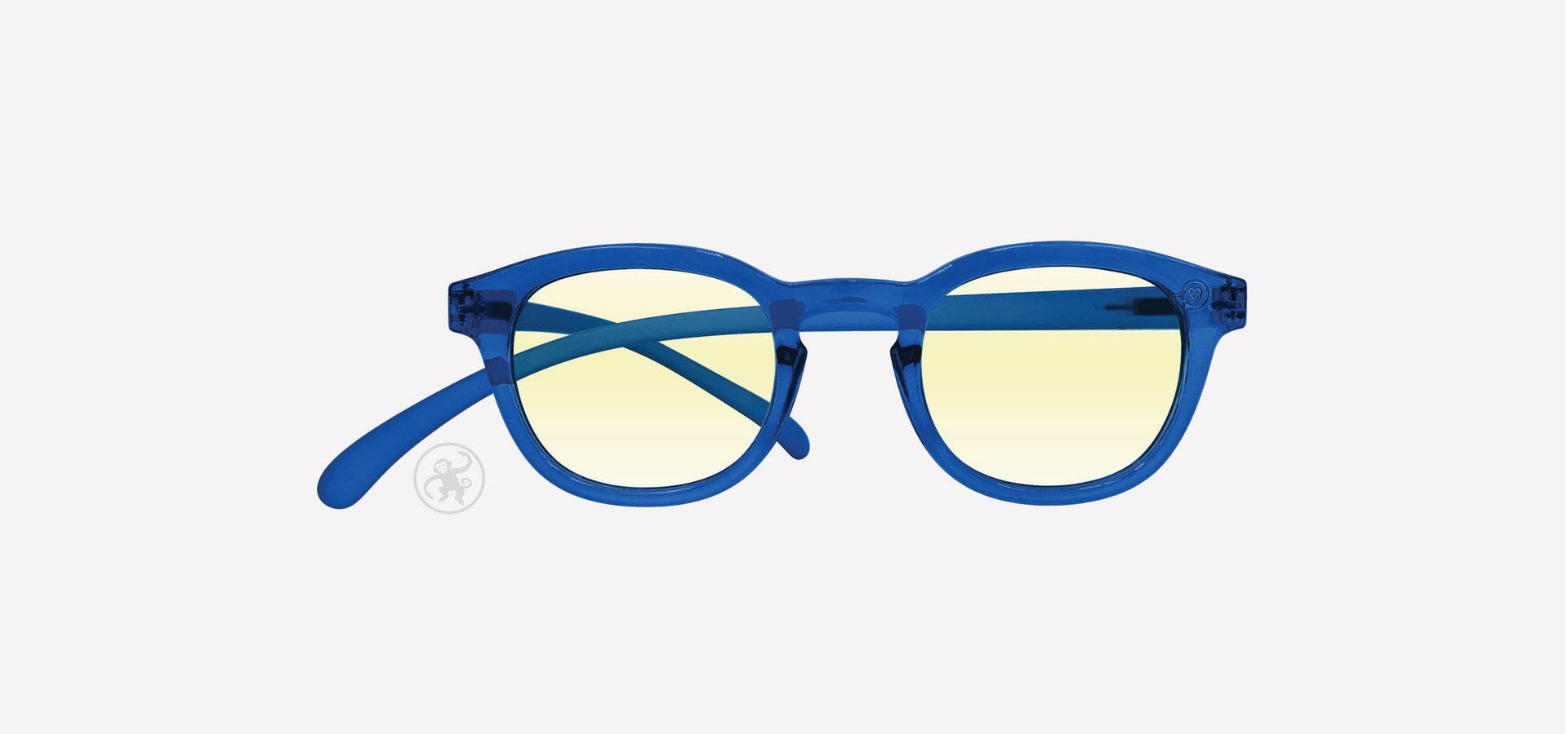 Blau farbene Lesebrille mit Blaufilter von vorne auf hellem Hintergrund