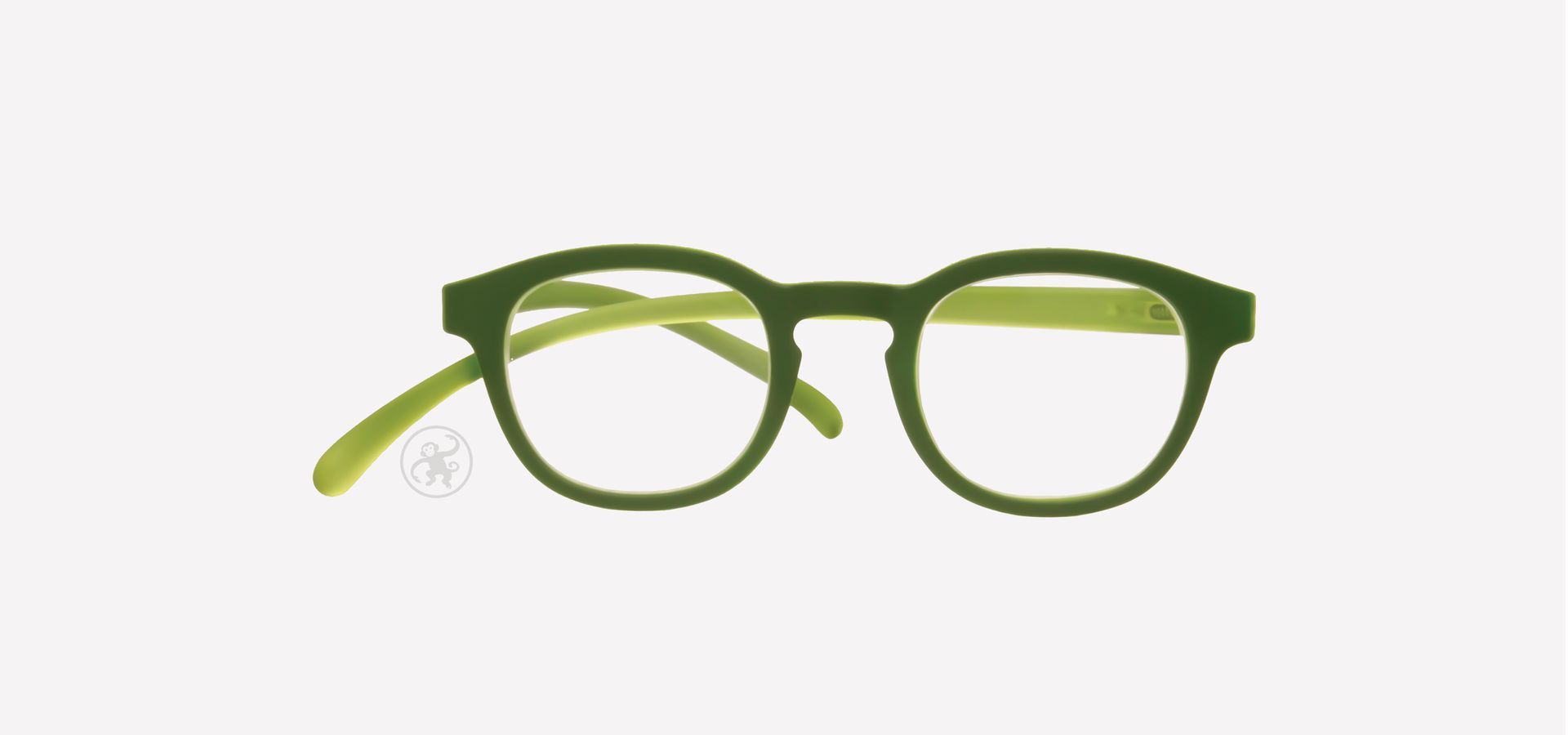 Grüne Lesebrille von vorne auf hellem Hintergrund
