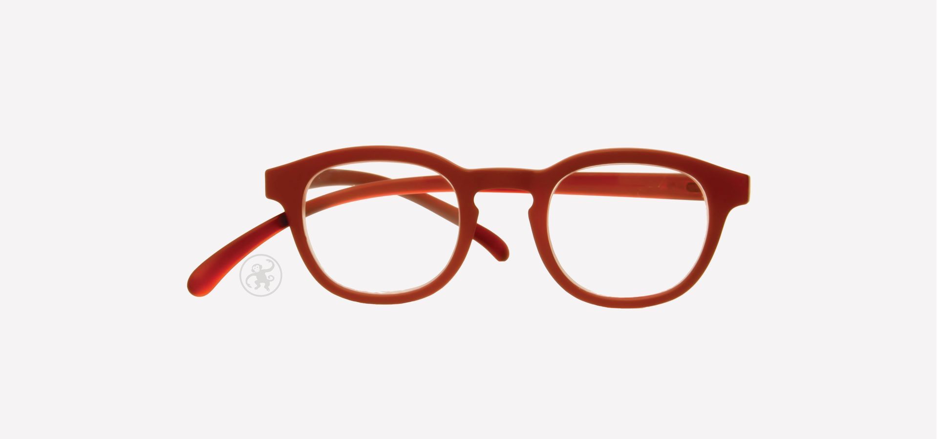 Rote Lesebrille von vorne auf hellem Hintergrund