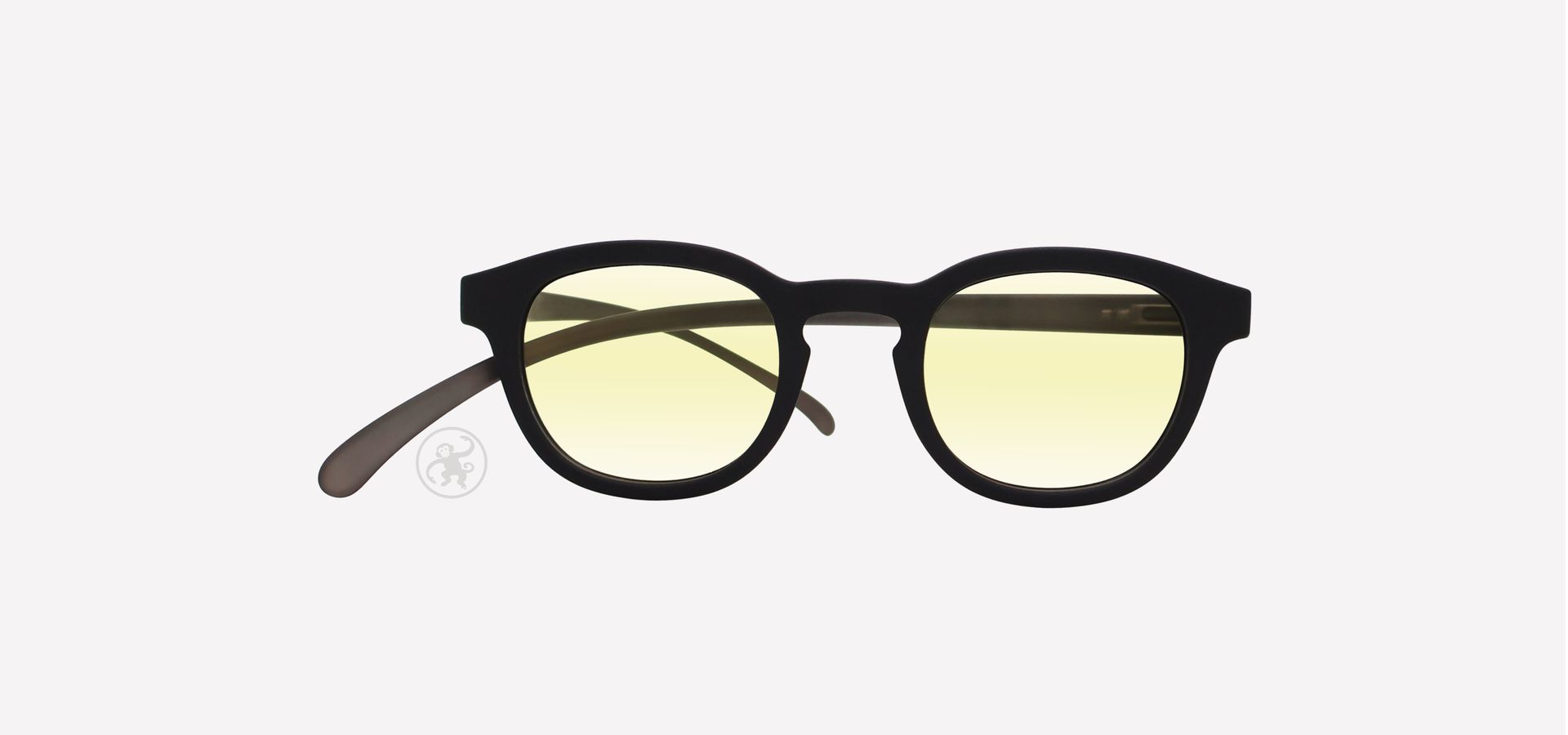 Schwarz braune Brille auf weißem Hintergrund