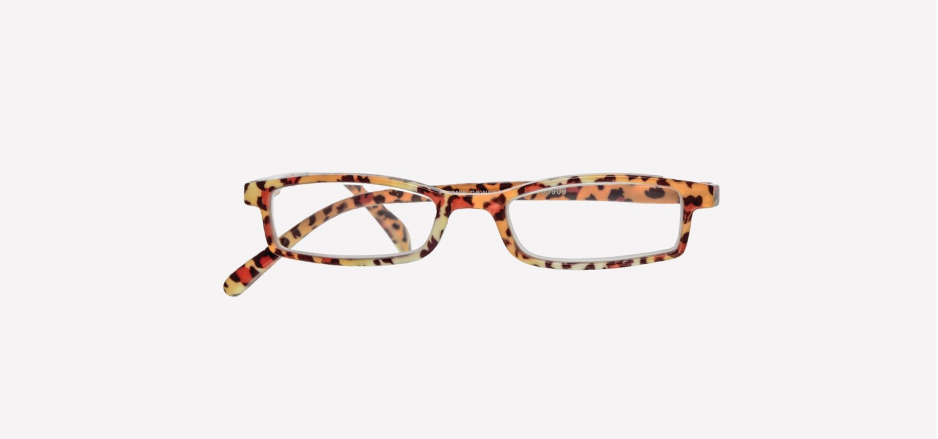 Eine Lesebrille mit hellem Leopardenmuster auf weißem Hintergrund.