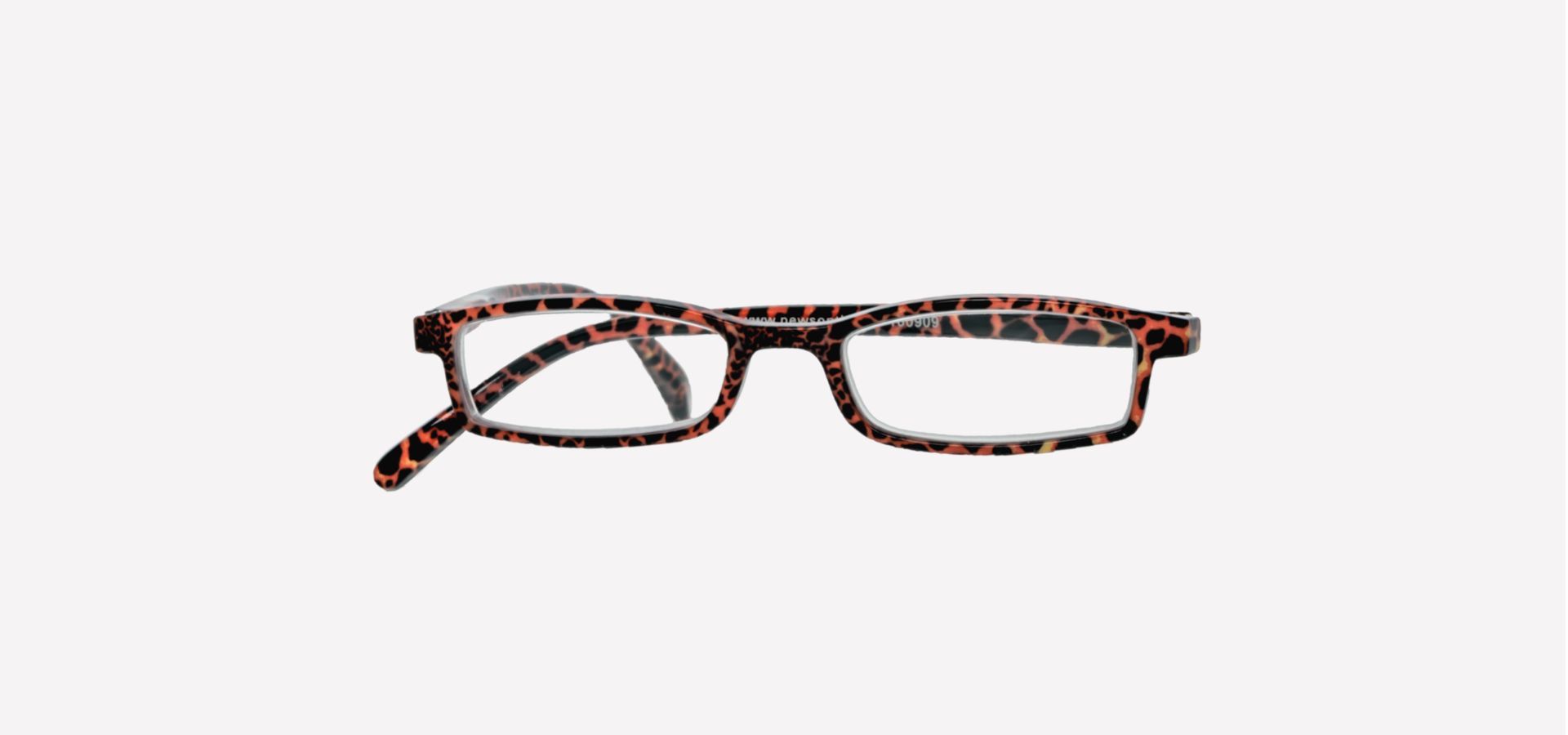 Eine Lesebrille mit dunklem Leopardenmuster auf weißem Hintergrund.