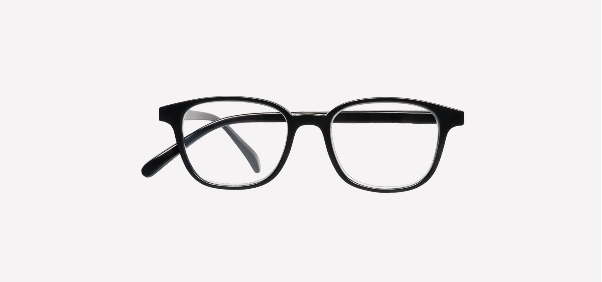 Eine schwarze Lesebrille auf weißem Hintergrund.