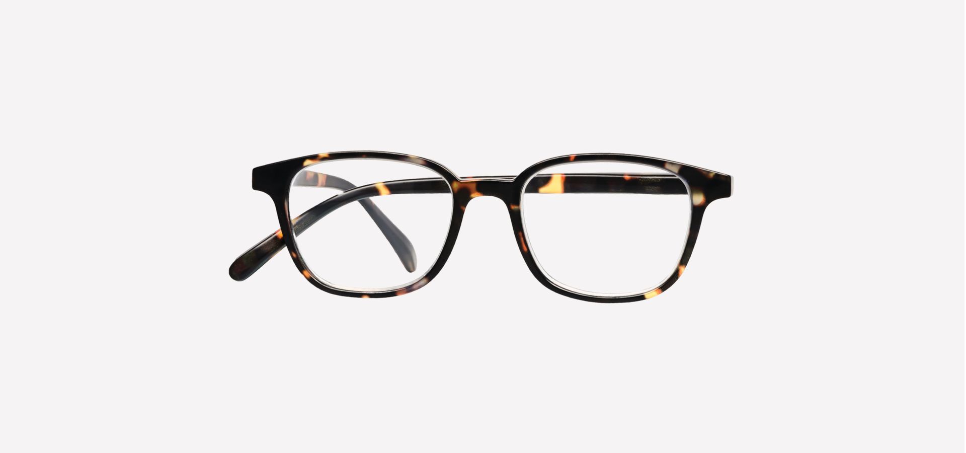 Eine Havanna farbene Lesebrille auf weißem Hintergrund.