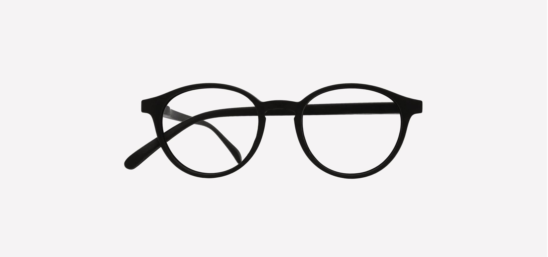 Eine schwarze Lesebrille auf weißem Hintergrund.