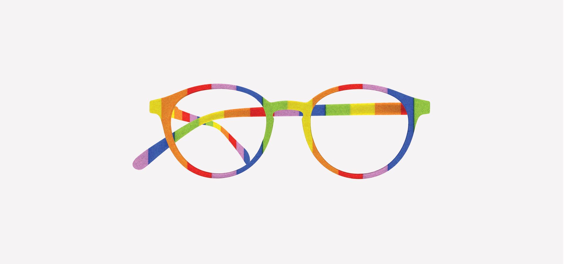 Eine bunt gestreifte Lesebrille auf weißem Hintergrund.