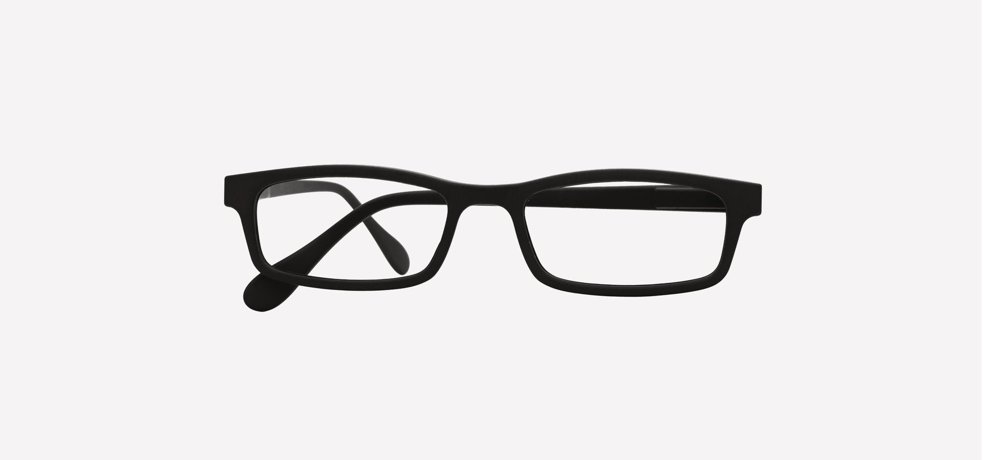 Eine schwarze Lesebrille auf weißem Hintergrund.