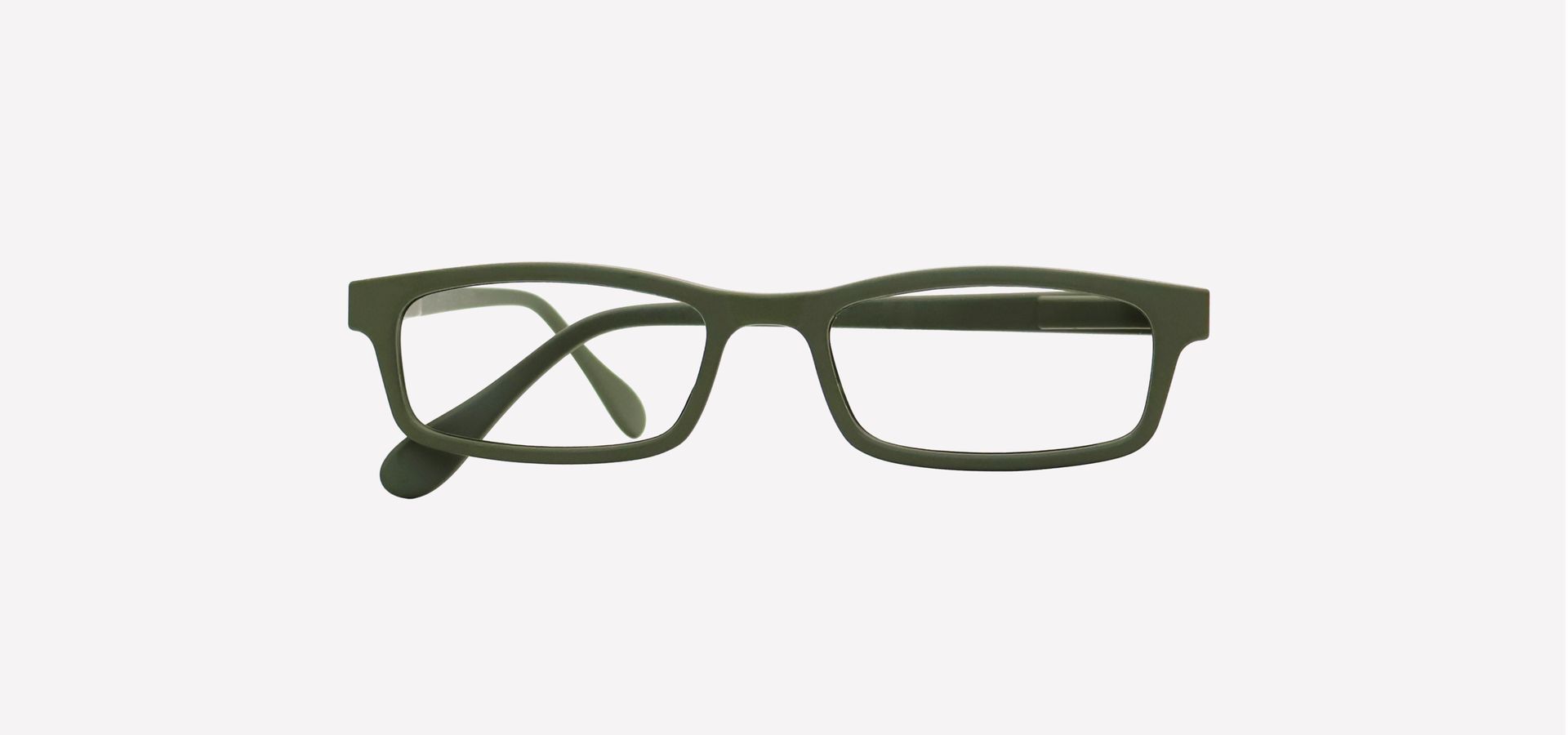 Eine olive farbene Lesebrille auf weißem Hintergrund.