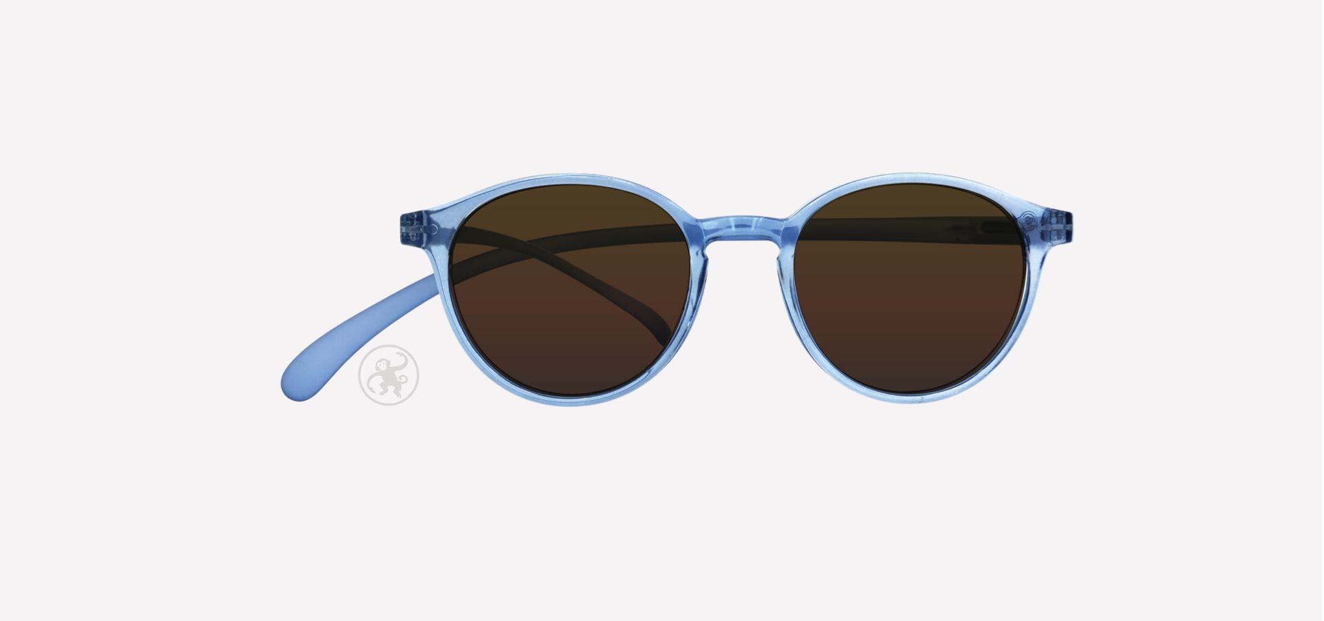 Blaue panto Lesesonnenbrille von vorne auf hellem Hintergrund.