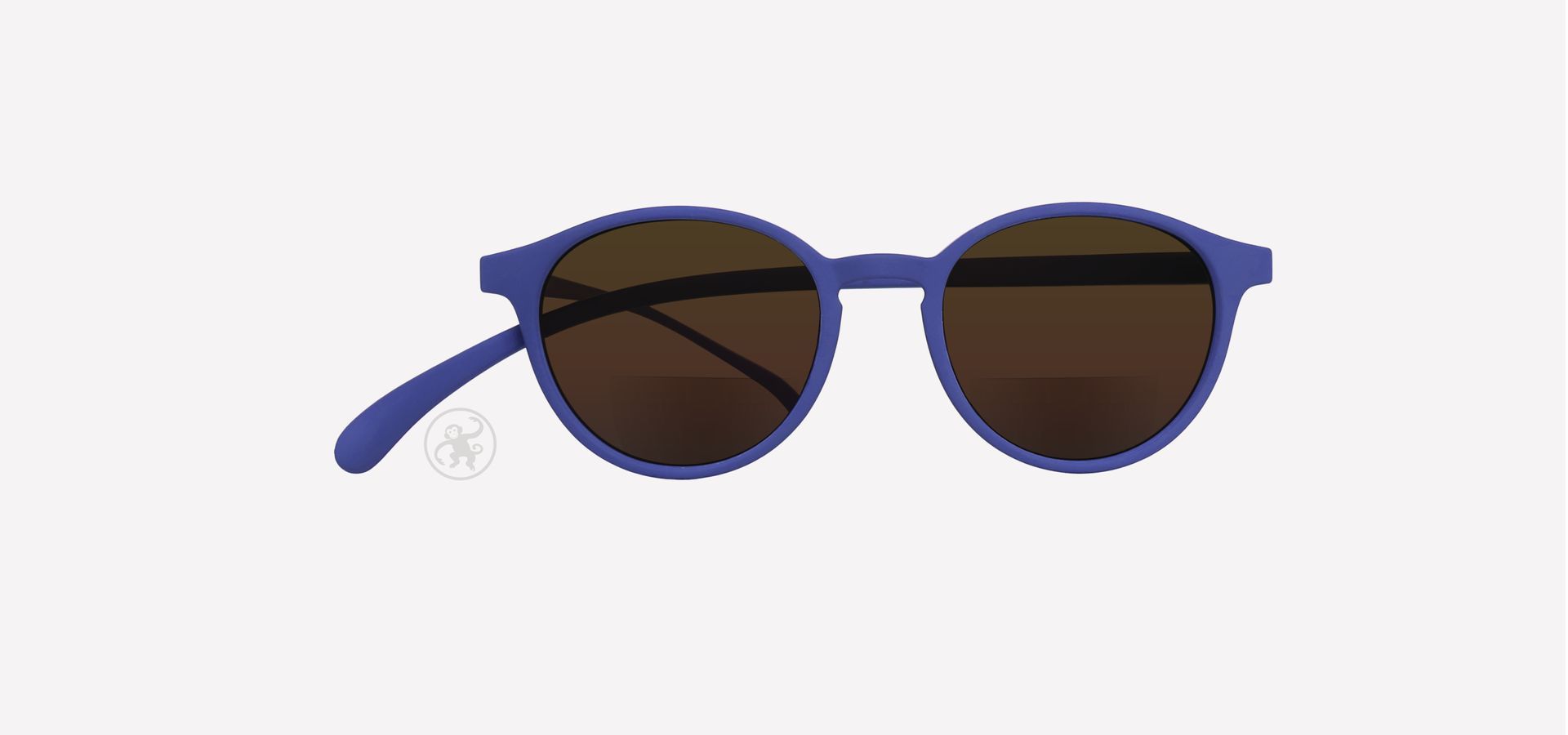 Blaue panto Bifokal-Lesesonnenbrille von vorne auf hellem Hintergrund.