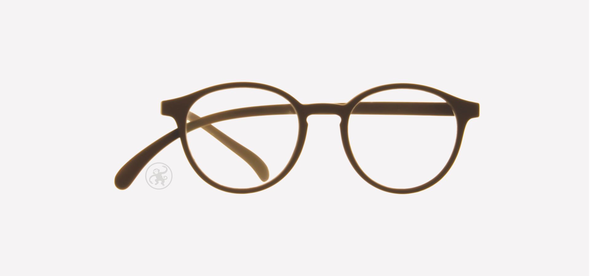 Braune panto Lesebrille von vorne auf hellem Hintergrund.