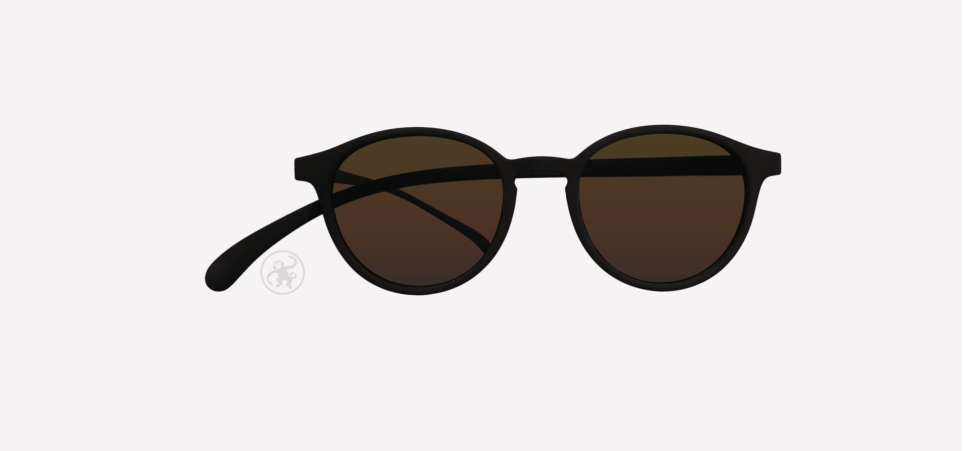 Eine schwarze Sonnenbrille auf weißem Hintergrund.