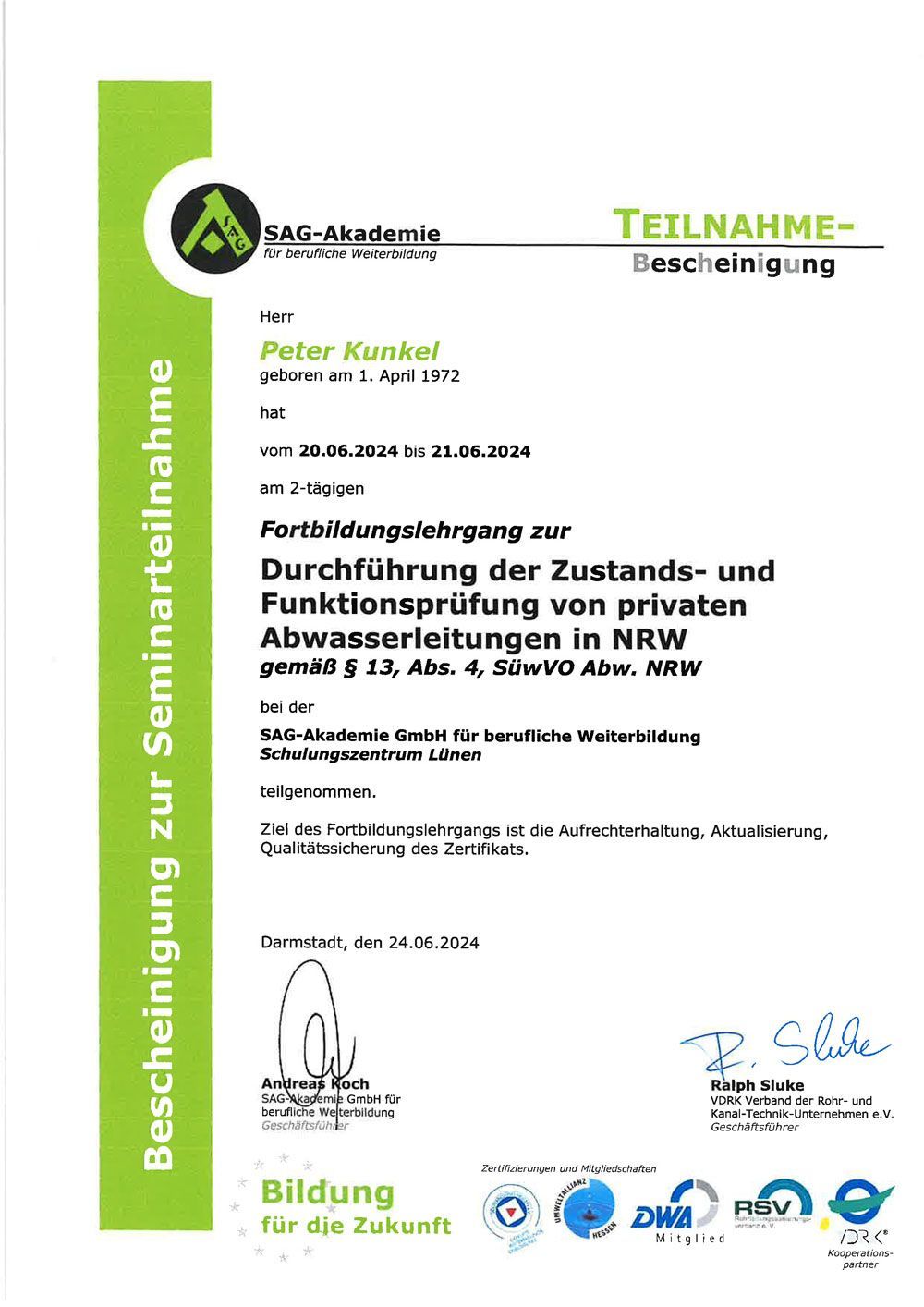 Eine grün-weiße Urkunde mit Unterschrift darauf.