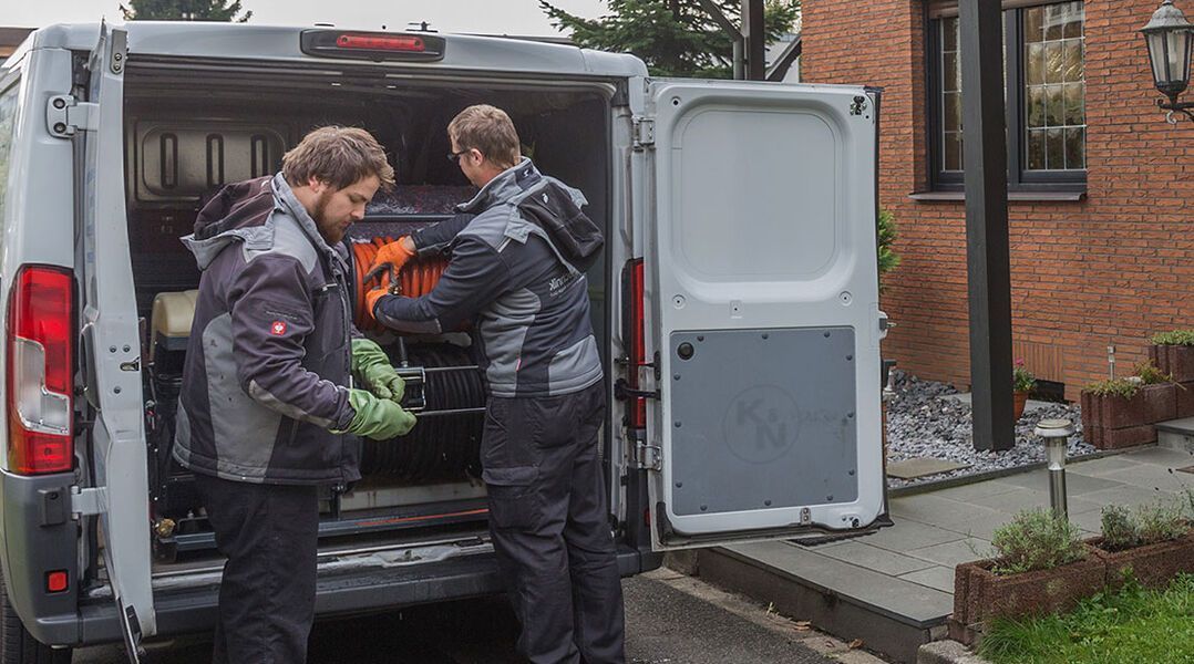 Mitarbeiter von K&N Kanaltechnik bereiten sich auf die Rohr und Kanalreinigung vor. 