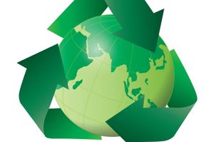 Un símbolo de reciclaje verde alrededor de un globo verde