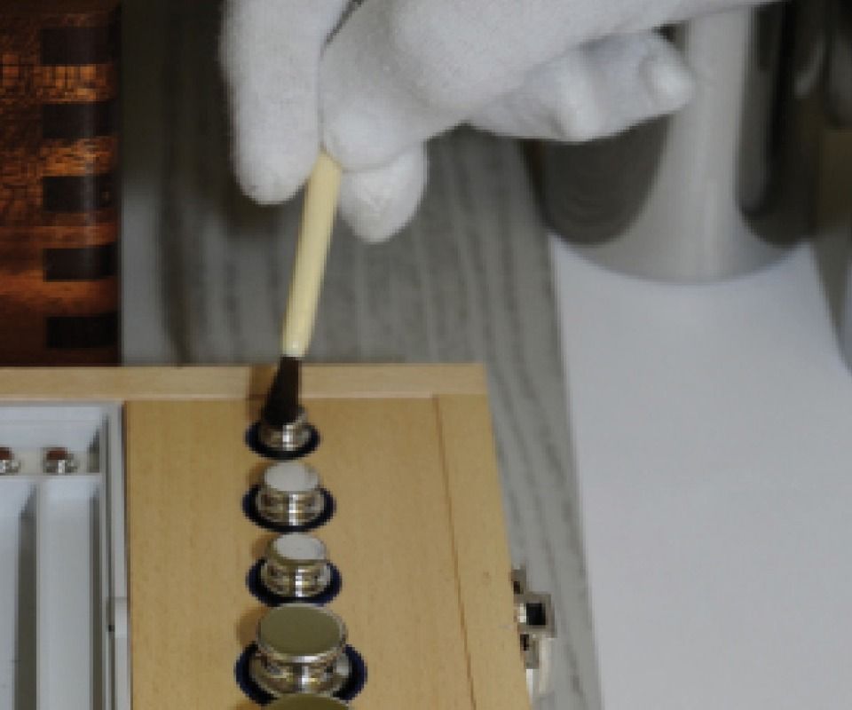 Messgerät mit vier kleinen Metallsensoren mit Holzgehäuse